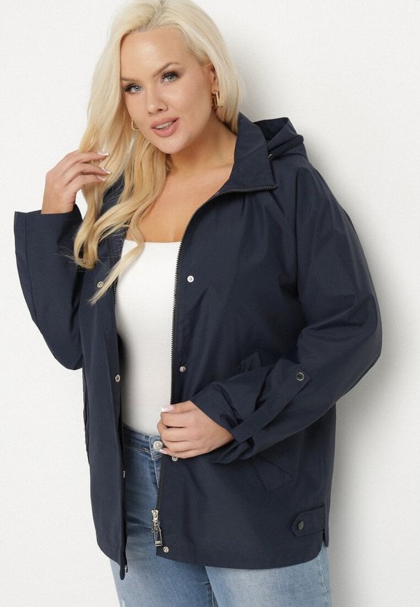 Born2be - Granatowa Kurtka Typu Wiatrówka z Podwijanymi Rękawami i Odpinanym Kapturem Adivlis. Okazja: na co dzień. Kolor: niebieski. Materiał: jeans. Styl: klasyczny, casual