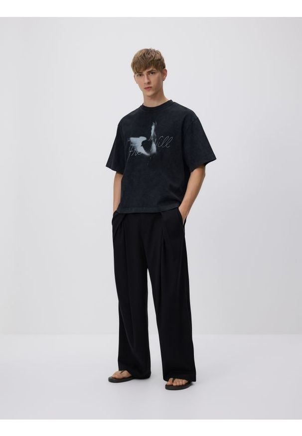 Reserved - T-shirt cropped boxy z nadrukiem - ciemnoszary. Kolor: szary. Materiał: dzianina, bawełna. Wzór: nadruk