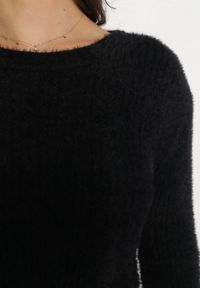 Born2be - Czarny Dopasowany Sweter z Dzianiny w Prążki Corde. Kolor: czarny. Materiał: dzianina. Wzór: prążki. Sezon: zima #4