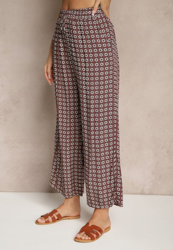 Renee - Czerwono-Szare Spodnie o Szerokim Kroju High Waist z Geometrycznym Wzorem Farisia. Stan: podwyższony. Kolor: szary. Materiał: bawełna. Wzór: geometria. Styl: elegancki