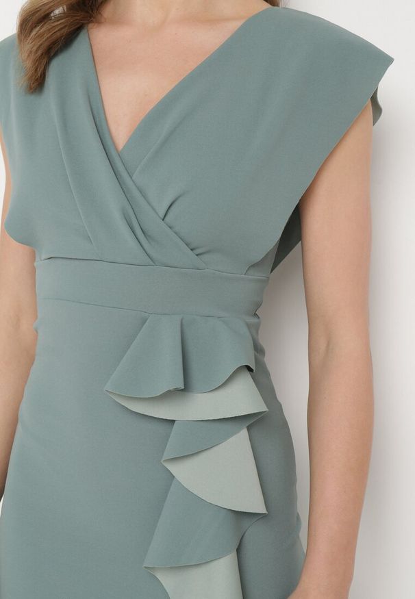 Born2be - Miętowa Sukienka o Kopertowym Kroju z Falbankami i Trójkątnym Dekoltem Tanilla. Okazja: na randkę, do pracy. Typ kołnierza: kołnierz z falbankami. Kolor: miętowy. Typ sukienki: kopertowe. Styl: elegancki