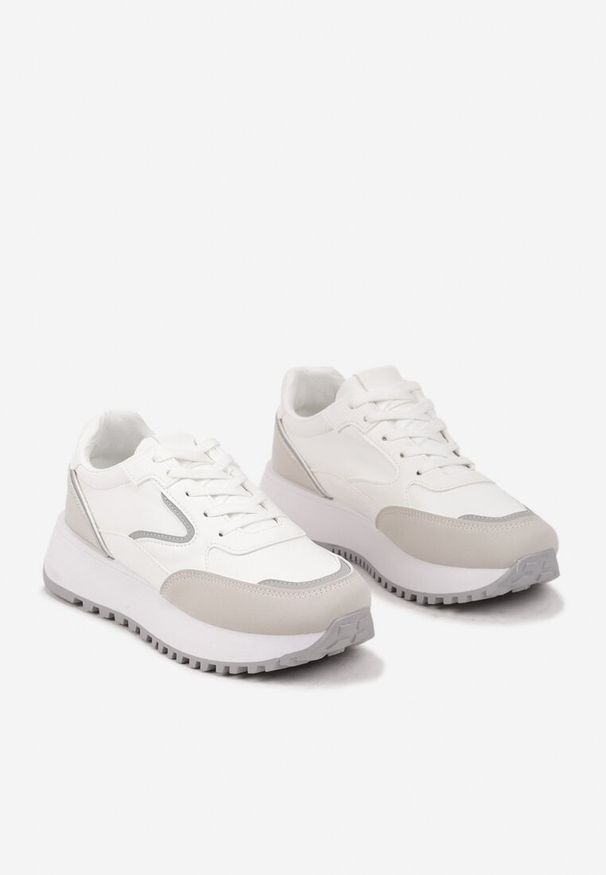 Renee - Białe Sneakersy na Płaskiej Podeszwie z Geometrycznym Motywem Erithnia. Okazja: na spotkanie biznesowe. Kolor: biały. Materiał: jeans. Wzór: geometria. Obcas: na płaskiej podeszwie