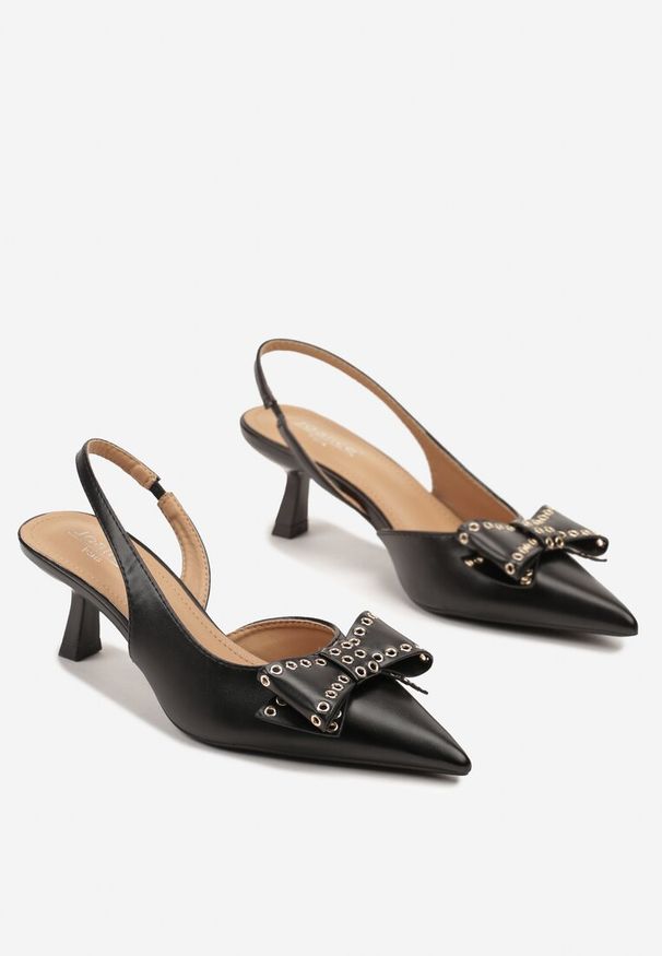 Renee - Czarne Sandały Slingback na Kaczuszce Zdobione Kokardą z Nitami Rizonna. Okazja: na co dzień. Kolor: czarny. Wzór: aplikacja. Obcas: na szpilce. Styl: casual, klasyczny, elegancki. Wysokość obcasa: średni