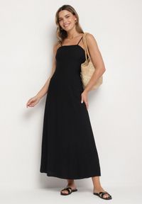 Born2be - Czarna Rozkloszowana Sukienka z Wiskozą Meravela. Okazja: na co dzień. Kolor: czarny. Materiał: wiskoza. Długość rękawa: na ramiączkach. Styl: elegancki, casual #1