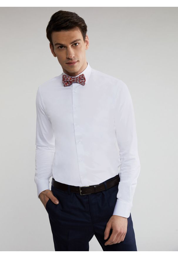 Pako Lorente - PAKO LORENTE – Koszula męska w kolorze białym P21WF-1X-174-B. Typ kołnierza: kołnierzyk klasyczny. Kolor: biały. Materiał: bawełna, elastan. Długość rękawa: długi rękaw. Długość: długie. Wzór: gładki. Styl: klasyczny, elegancki