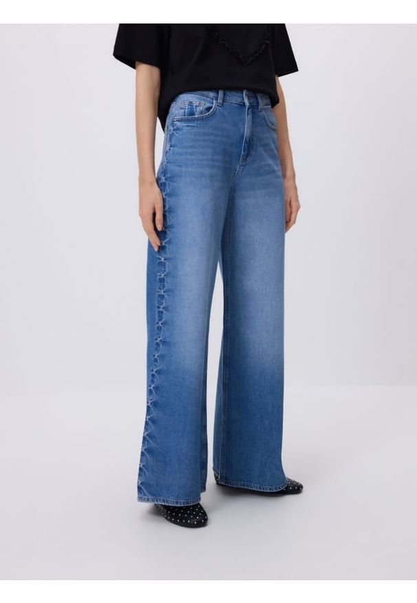Reserved - Jeansy wide leg z okuciami - niebieski. Kolor: niebieski