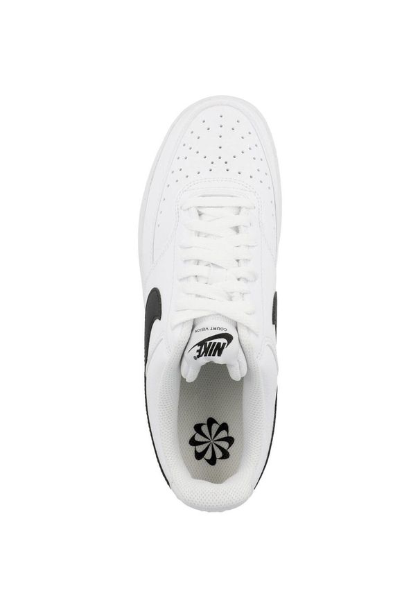 Buty męskie sportowe do chodzenia Nike COURT VISION LO NN. Kolor: biały, czarny, wielokolorowy. Materiał: syntetyk, tkanina, materiał. Model: Nike Court. Sport: turystyka piesza
