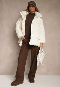 Renee - Biała Kurtka Oversize z Pikowanymi Przeszyciami i Kapturem Galeana. Okazja: na co dzień. Kolor: biały. Materiał: zamsz, jeans, poliester, dzianina. Sezon: zima. Styl: casual, elegancki #4