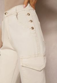 Renee - Jasnobeżowe Spodnie Bawełniane o Fasonie Bojówek High Waist z Guzikami Amatnosha. Okazja: na co dzień. Stan: podwyższony. Kolor: beżowy. Materiał: bawełna. Długość: długie. Sezon: lato, wiosna. Styl: elegancki, casual #3