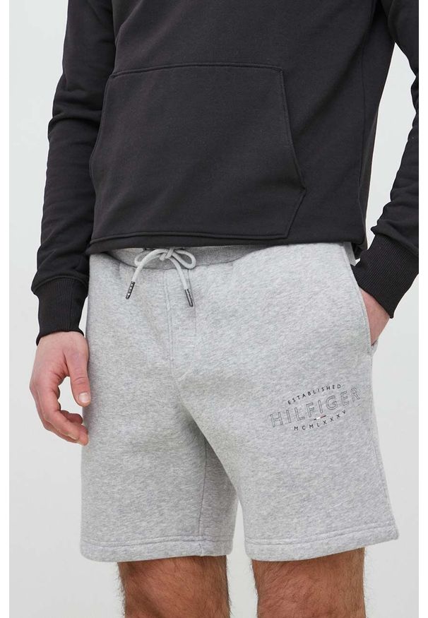 TOMMY HILFIGER - Tommy Hilfiger szorty męskie kolor szary. Okazja: na co dzień. Kolor: szary. Materiał: bawełna. Wzór: nadruk. Styl: casual