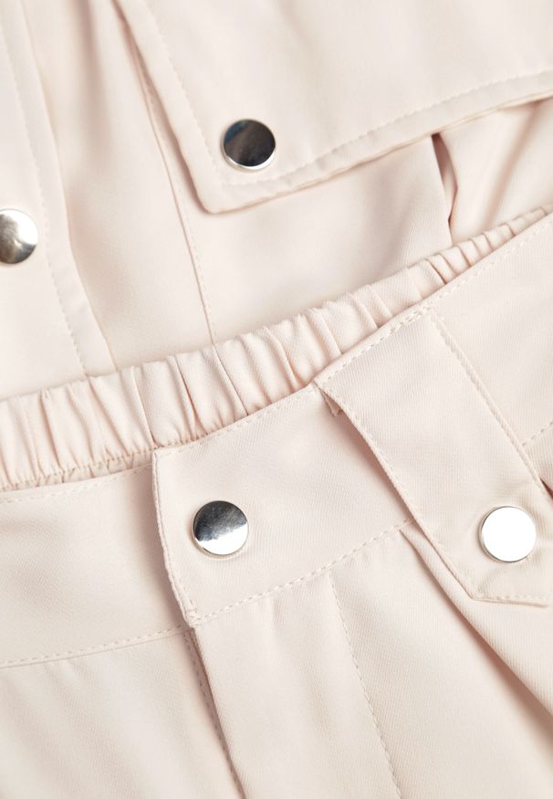 Renee - Beżowy 2-częściowy Komplet z Bluzką i Spodniami Ezrala. Kolor: beżowy. Wzór: aplikacja