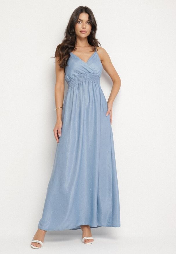 Born2be - Jasnoniebieska Kopertowa Sukienka na Ramiączkach z Wiskozy Zdobiona Cyrkoniami Ararielle. Okazja: na spacer, na imprezę, na co dzień. Typ kołnierza: dekolt w kształcie V. Kolor: niebieski. Materiał: wiskoza. Długość rękawa: na ramiączkach. Wzór: aplikacja. Typ sukienki: kopertowe. Styl: casual, klasyczny