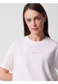 outhorn - T-shirt o kroju boxy z nadrukiem damski - złamana biel. Materiał: materiał, bawełna, dzianina. Wzór: nadruk #3