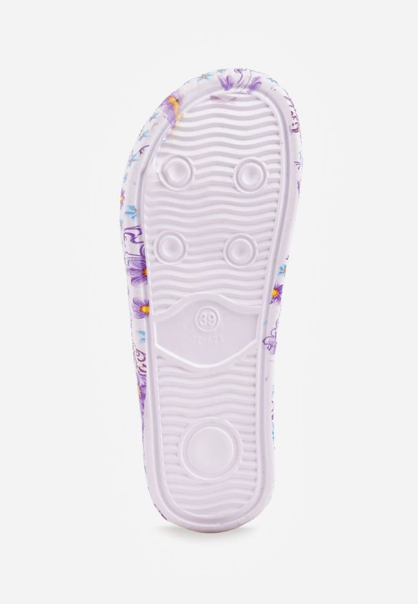 Born2be - Fioletowe Klapki Basenowe w Kwiatowy Wzór z Perforacją Pertumal. Okazja: na co dzień, na spacer. Kolor: fioletowy. Materiał: jeans, dresówka, dzianina. Wzór: kwiaty. Sezon: lato. Styl: elegancki, wakacyjny, casual