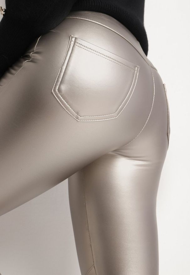 Born2be - Srebrne Ocieplane Spodnie z Imitacji Skóry o Dopasowanym Kroju z Wysokim Stanem Rivaki. Okazja: na co dzień. Stan: podwyższony. Kolor: srebrny. Materiał: skóra. Styl: elegancki, casual