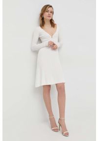 Guess sukienka kolor beżowy mini rozkloszowana. Kolor: beżowy. Materiał: materiał, dzianina. Długość rękawa: długi rękaw. Długość: mini