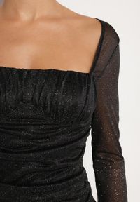 Born2be - Czarna Siateczkowa Sukienka Marszczona Sukienka z Falbankami Brokatem i Wiązaniem Salanira. Okazja: na co dzień. Typ kołnierza: kołnierz z falbankami. Kolor: czarny. Materiał: materiał. Długość rękawa: długi rękaw. Wzór: aplikacja. Typ sukienki: proste. Styl: casual, elegancki #6