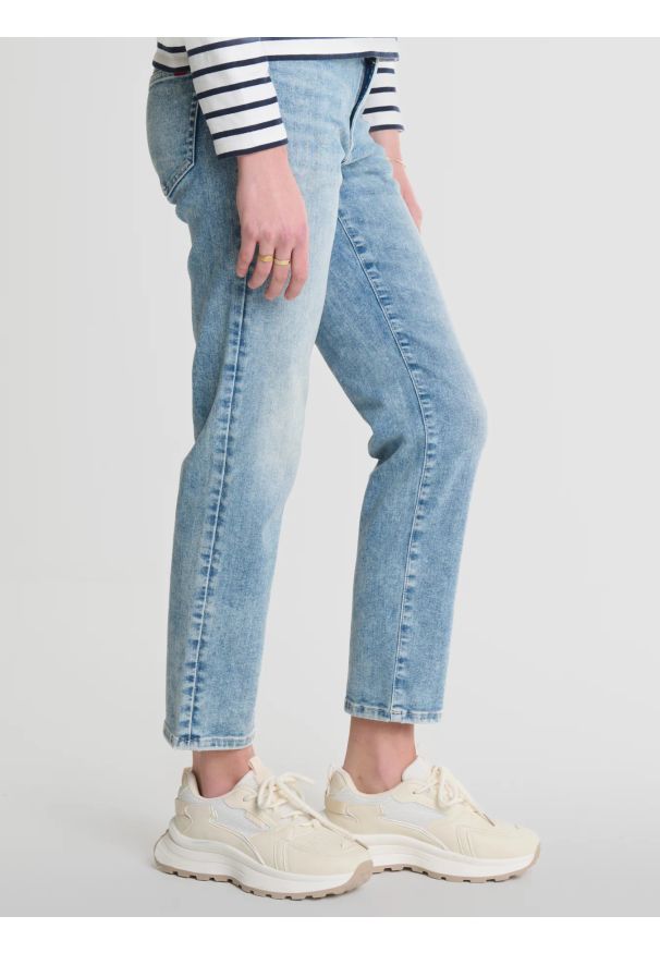Big-Star - Jeansy damskie z krótką nogawką jasnoniebieskie Adela Cropped 108. Okazja: na co dzień. Kolor: niebieski. Długość: krótkie. Styl: casual