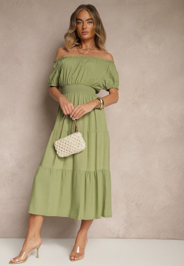 Renee - Ciemnozielona Rozkloszowana Sukienka z Gumką w Talii i Dekoltem w Kształcie Łódki Miratela. Okazja: na co dzień. Kolor: zielony. Długość rękawa: krótki rękaw. Typ sukienki: proste. Styl: casual, klasyczny