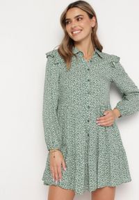 Born2be - Zielona Rozkloszowana Sukienka Mini w Kwiaty z Falbankami na Ramionach Lorean. Okazja: na spacer, na imprezę. Typ kołnierza: kołnierz z falbankami. Kolor: zielony. Materiał: materiał. Wzór: kwiaty. Sezon: lato. Styl: elegancki. Długość: mini #1
