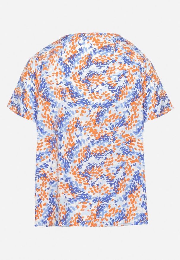 Born2be - Niebieska Wiskozowa Bluzka z Krótkim Rękawem i Dekoltem Typu V-Neck Natloza. Okazja: na co dzień. Typ kołnierza: dekolt w serek. Kolekcja: plus size. Kolor: niebieski. Długość: krótkie. Wzór: kwiaty. Materiał: wiskoza. Długość rękawa: krótki rękaw. Styl: elegancki, casual