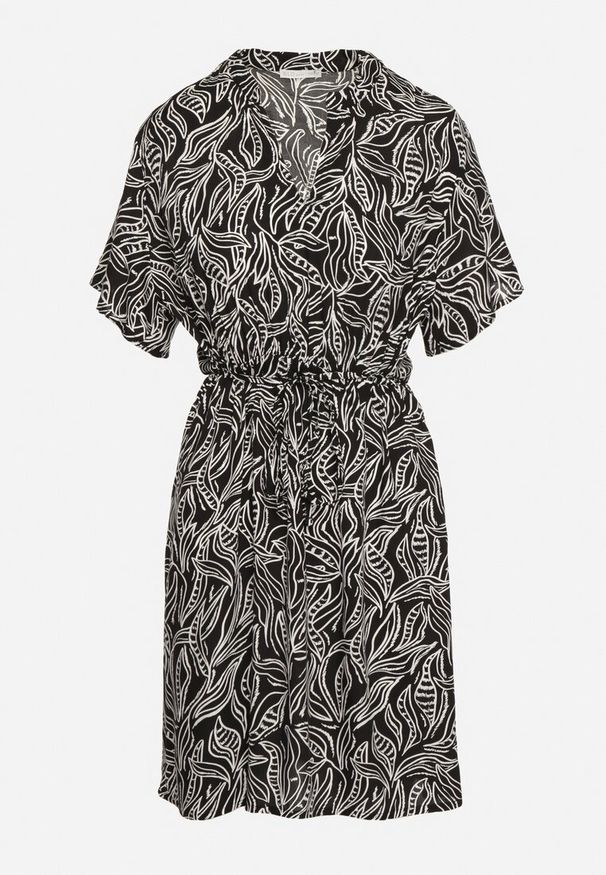 Born2be - Czarno-Biała Sukienka Rozkloszowana ze Sznurkiem w Talii w Drobny Print Ikattia. Okazja: na imprezę, na co dzień. Typ kołnierza: dekolt w kształcie V. Kolor: czarny. Materiał: materiał, tkanina. Długość rękawa: krótki rękaw. Wzór: nadruk. Sezon: lato. Styl: casual, klasyczny, elegancki