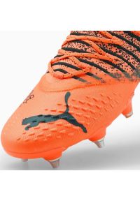 Buty piłkarskie Puma Future Z 1.3 MxSG M 106750 01 pomarańczowe pomarańcze i czerwienie. Kolor: pomarańczowy. Materiał: tkanina, syntetyk. Sport: piłka nożna