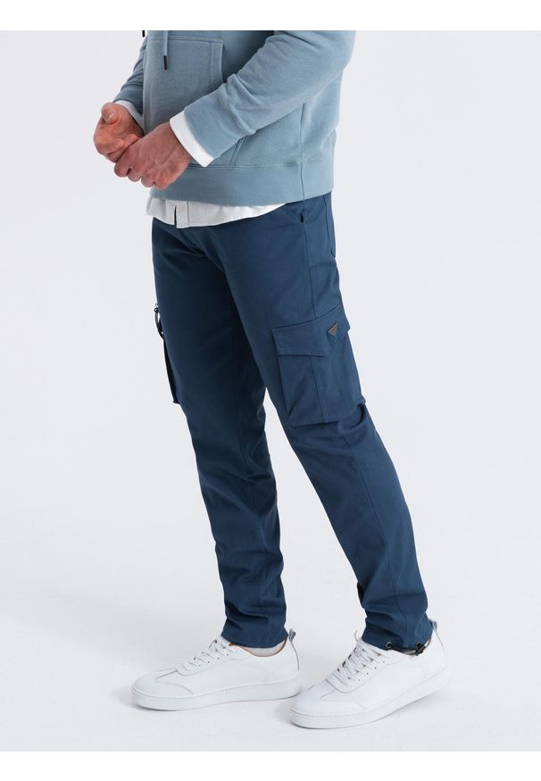 Ombre Clothing - Spodnie męskie cargo STRAIGHT LEG z trójkątnym pinem na kieszeni – ciemnoniebieskie V4 OM-PACG-0196 - XXL. Okazja: na co dzień. Kolor: niebieski. Materiał: materiał, bawełna, elastan. Wzór: gładki. Styl: elegancki, casual