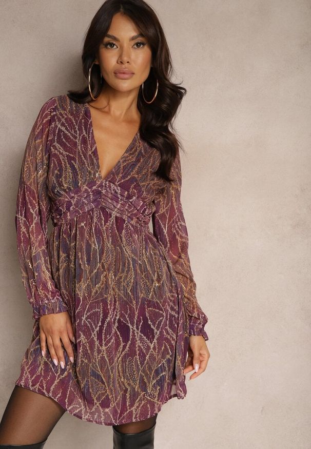 Renee - Fioletowa Sukienka z Transparentnego Materiału o Rozkloszowanym Kroju z Falbanami Evadira. Kolor: fioletowy. Materiał: materiał. Typ sukienki: rozkloszowane