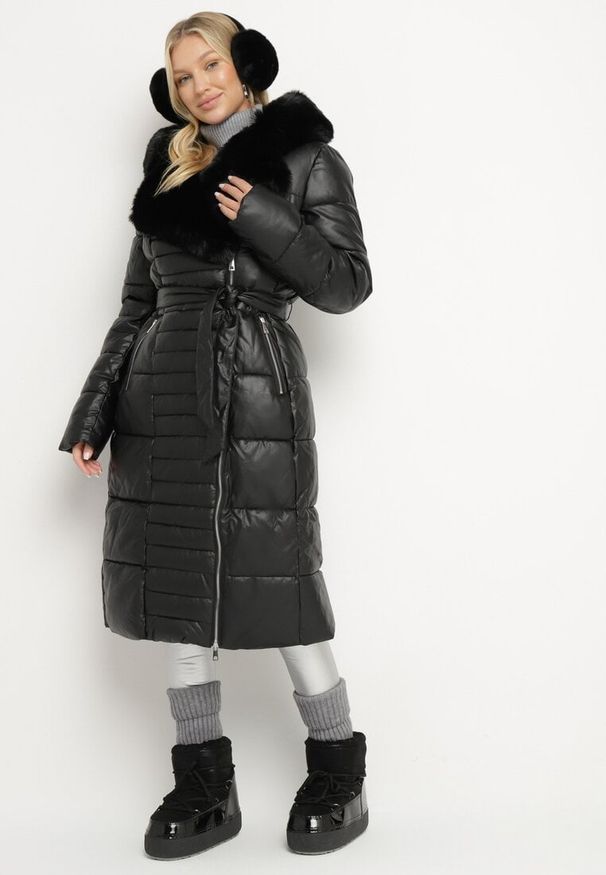 Born2be - Czarna Kurtka Długa Pikowana Płaszcz z Imitacji Skóry z Futerkiem Sezee. Kolekcja: dla wysokich. Kolor: czarny. Materiał: skóra, futro. Długość: długie. Sezon: zima, jesień