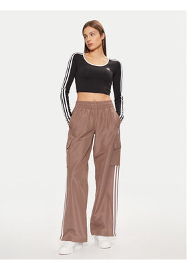 Adidas - adidas Spodnie dresowe adicolor 3-Stripes JC8138 Beżowy Loose Fit. Kolor: beżowy. Materiał: syntetyk