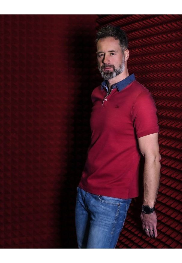 Pako Jeans - Koszulka POLO Bordowa z Kołnierzykiem Jeansowym, Krótki Rękaw -PAKO JEANS. Okazja: na co dzień. Typ kołnierza: polo. Kolor: czerwony. Materiał: bawełna. Długość rękawa: krótki rękaw. Długość: krótkie. Styl: casual
