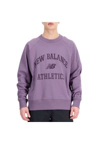 Bluza New Balance MT33550SHW - fioletowa. Okazja: na co dzień. Typ kołnierza: bez kaptura. Kolor: fioletowy. Materiał: bawełna, prążkowany. Wzór: napisy. Styl: casual, klasyczny