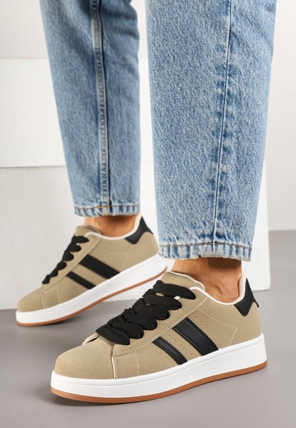 Born2be - Beżowe Sneakersy z Ozdobnymi Naszywkami z Boku Galdexis. Okazja: na co dzień. Kolor: beżowy. Materiał: jeans. Wzór: aplikacja