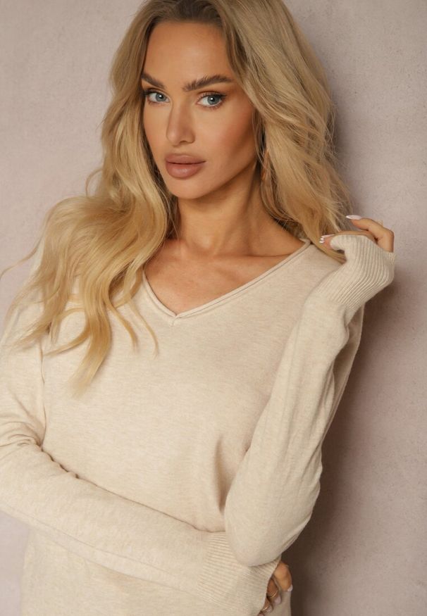 Renee - Beżowy Sweter z Dodatkiem Kaszmiru o Klasycznym Kroju Taianne. Okazja: na co dzień. Kolor: beżowy. Materiał: kaszmir. Styl: klasyczny