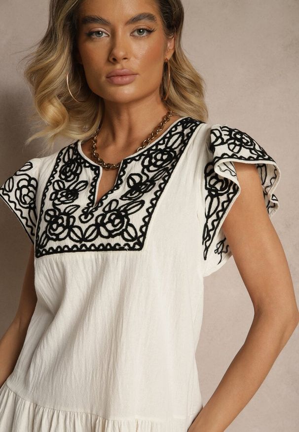Renee - Beżowa Bawełniana Sukienka Boho Ozdobiona Haftami Eviriella. Okazja: na co dzień. Typ kołnierza: dekolt w kształcie V. Kolor: beżowy. Materiał: bawełna. Wzór: aplikacja, haft. Sezon: lato. Styl: boho