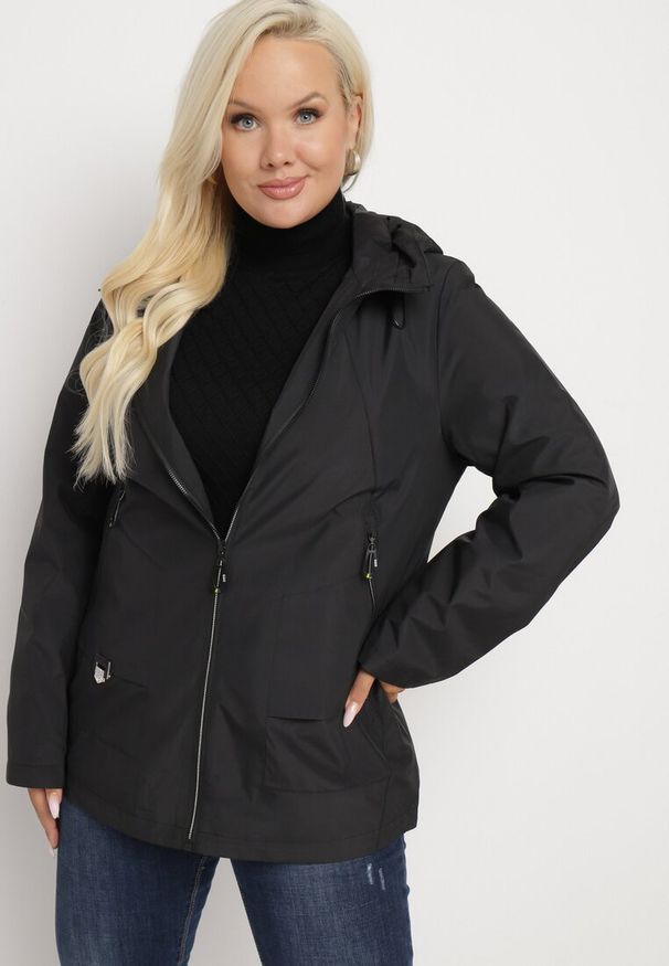 Born2be - Czarna Kurtka Wiatrówka z Nieodpinanym Kapturem i Ściągaczami Mevaria. Okazja: na spacer, na co dzień. Typ kołnierza: kaptur. Kolekcja: plus size. Kolor: czarny. Materiał: tkanina, jeans. Styl: casual
