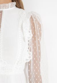 Born2be - Biała Rozkloszowana Sukienka z Ozdobnymi Tiulowymi Wstawkami Revisa. Typ kołnierza: kołnierz z falbankami. Kolor: biały. Materiał: tiul. Wzór: aplikacja. Długość: maxi #4
