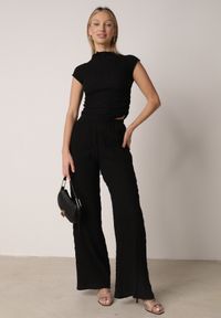 Born2be - Czarny Gładki Komplet Szerokie Spodnie i Marszczona Bluzka ze Stójką Merithie. Kolor: czarny. Materiał: materiał. Wzór: gładki #4