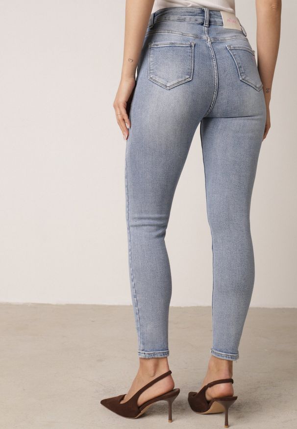 Born2be - Niebieskie Dopasowane Bawełniane Jeansy Neviline. Okazja: na co dzień. Kolor: niebieski. Styl: casual, klasyczny