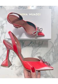 AMINA MUADDI - Koralowe sandały z kokardą Rosie. Zapięcie: pasek. Kolor: czerwony. Wzór: aplikacja. Obcas: na obcasie. Wysokość obcasa: średni #3