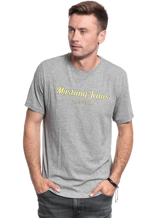 Mustang - T-SHIRT MĘSKI MUSTANG Wording Tee MID GREY MELANGE 1007563 4164. Kolor: szary