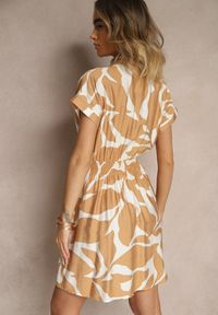 Renee - Beżowa Sukienka z Wiskozą i Geometrycznym Motywem Galidela. Okazja: na co dzień. Kolor: beżowy. Materiał: wiskoza. Wzór: geometria. Styl: klasyczny, elegancki, casual
