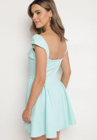 Born2be - Jasnozielona Rozkloszowana Sukienka z Ozdobnym Dekoltem i Guzikami Salasesia. Okazja: na co dzień. Typ kołnierza: dekolt kwadratowy. Kolor: zielony. Materiał: tkanina. Sezon: lato. Styl: elegancki, casual, klasyczny #4