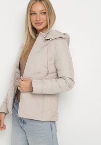 Born2be - Ciemnobeżowa Przejściowa Kurtka z Pikowanymi Przeszyciami i Odpinanym Kapturem Olunea. Okazja: na co dzień, na spacer. Kolor: beżowy. Materiał: poliester, jeans. Styl: casual, elegancki #6