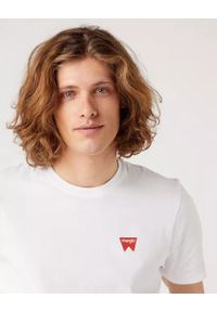 Wrangler - WRANGLER SIGN OFF TEE MĘSKI T-SHIRT KOSZULKA LOGO NADRUK WHITE W70MD3989. Wzór: nadruk