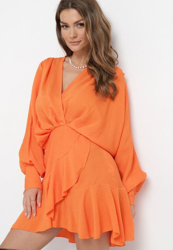 Born2be - Pomarańczowa Sukienka Appobe. Okazja: na imprezę. Typ kołnierza: dekolt w serek. Kolor: pomarańczowy. Materiał: tkanina, wiskoza. Wzór: aplikacja. Typ sukienki: kopertowe. Długość: mini