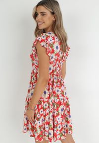 Born2be - Czerwona Sukienka Mini z Wiskozy z Gumką w Pasie i Falbankami Nidi. Typ kołnierza: kołnierz z falbankami. Kolor: czerwony. Materiał: wiskoza. Długość: mini #2