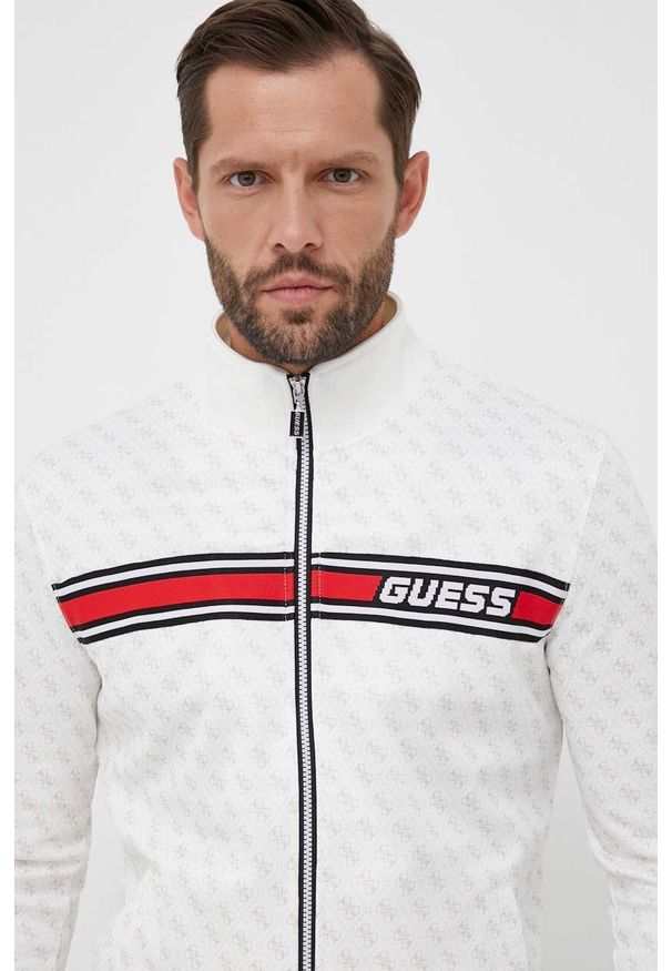 Guess bluza męska kolor biały wzorzysta. Kolor: biały. Materiał: dzianina. Wzór: aplikacja
