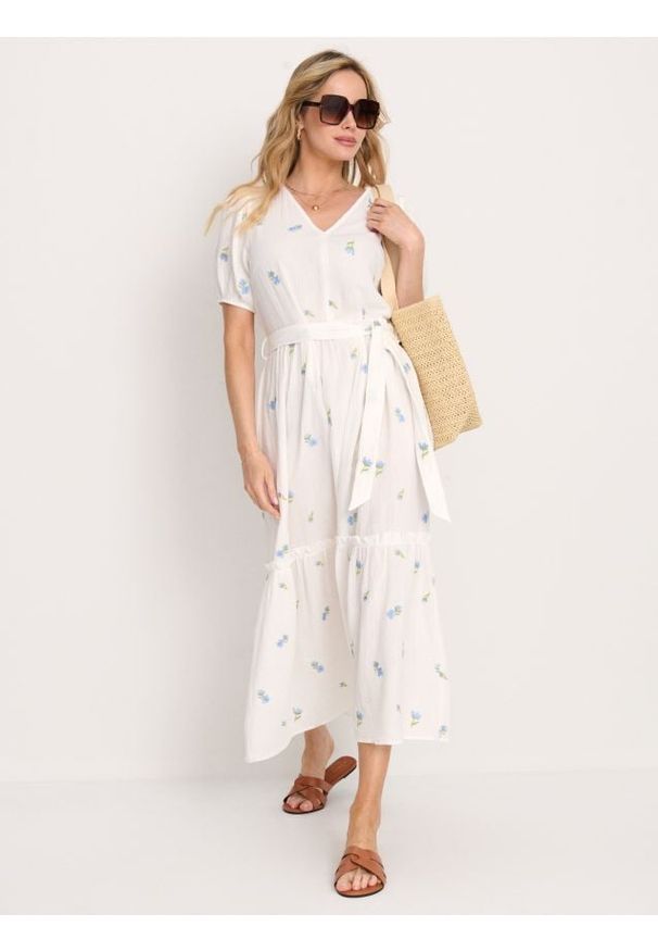 Sinsay - Bawełniana sukienka midi z haftowanymi kwiatami - wielobarwny. Materiał: bawełna. Wzór: kwiaty, haft. Długość: midi